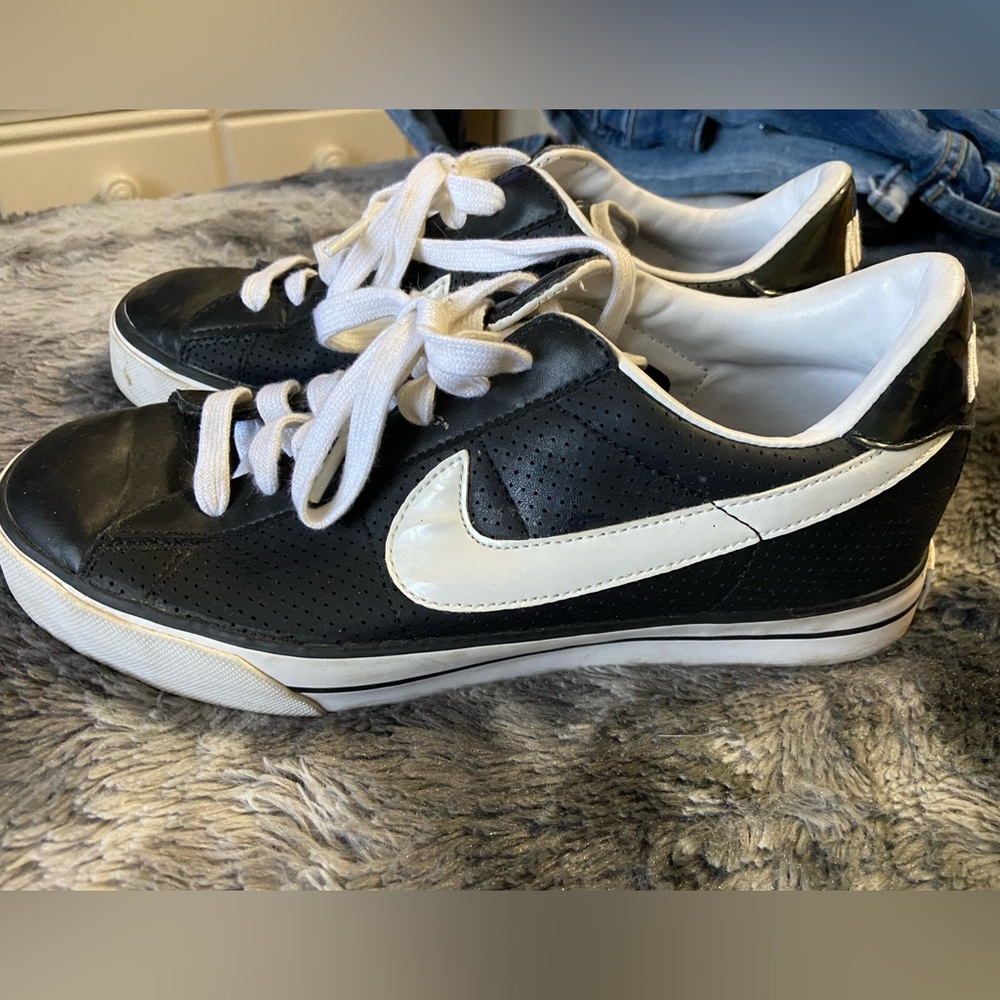 Nike 8.5 black and white sneakers